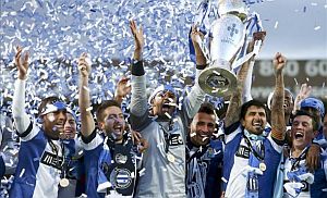 Los jugadores del Oporto recogen la copa de campeones.