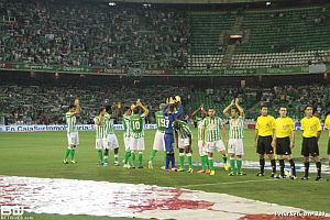 Los jugadores del Real Betis saludando desde el centro del campo.