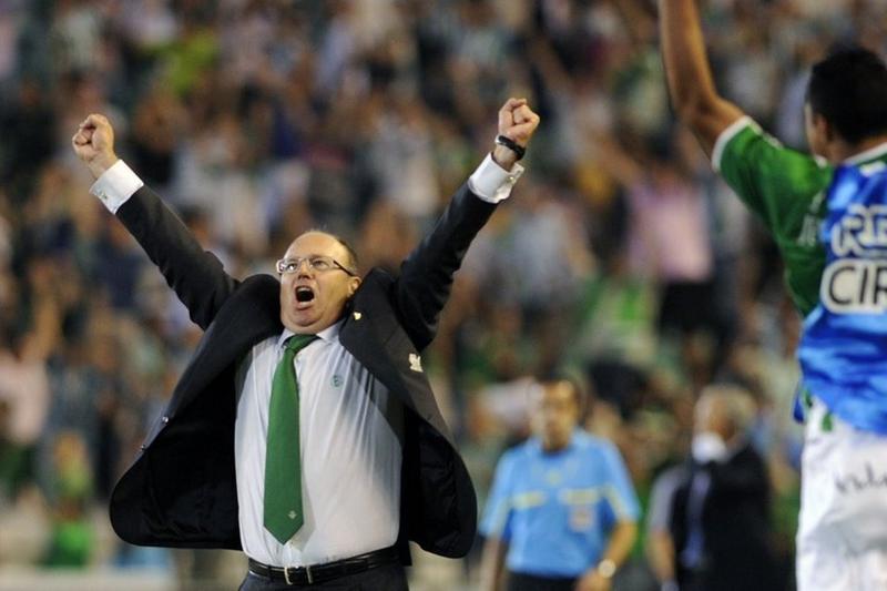 Pepe Mel celebrando uno de los goles que nos llevaron a Europa