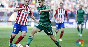 El jugador del Real Betis durante el partido en el Vicente Calderón